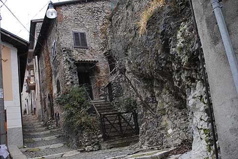 Tagliacozzo - Tagliacozzo il suo nome deriva dal latino e significa «taglio nella roccia». ad indicare la fenditura che divide il monte, in cui si è sviluppato l´insediamento urbano width=